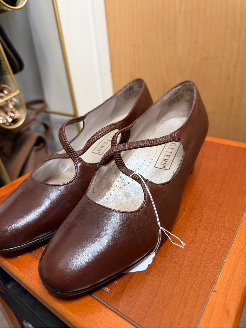 Trotters Women’s Brown Leather Mary Jane Kitten Heels. Size: 6.5. - Picture 3 of 8